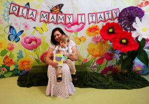 Leon z mamą pozuje do pamiątkowego zdjęcia.