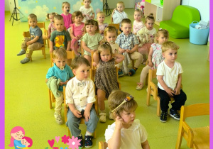 Dzieci siedzą na krzesłach w oczekiwaniu na rodziców.