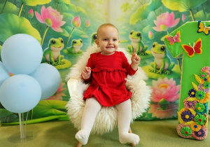 Zosia pozuje do urodzinowego zdjęcia.