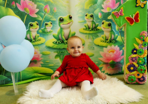 Zosia pozuje do urodzinowego zdjęcia.