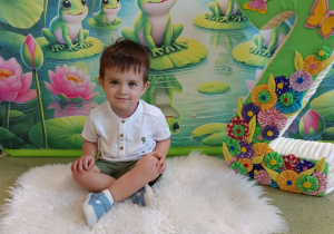 Szymon pozuje do urodzinowego zdjęcia.